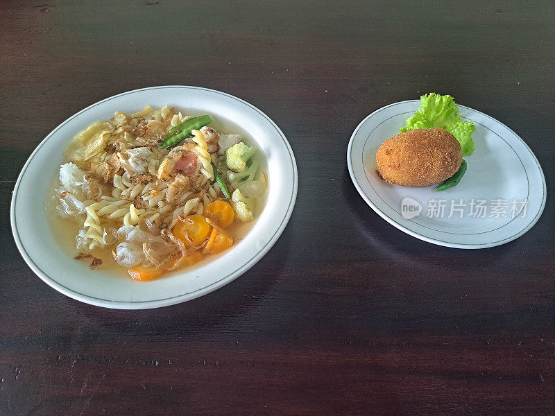 美味的Sop Manten或婚礼汤印度尼西亚。配雪豆，胡萝卜，意大利面，雪蘑菇，西兰花，炸洋葱，薯片和鸡肉。马铃薯丸子(Kentang Kroket)。食品菜单。